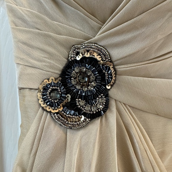 Elegant Strapless Beige Dress with Brooch size 10 - Picture 4 of 9